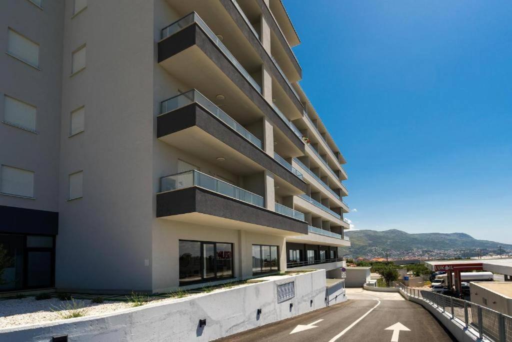 Apartment With Seaview + Private Garage Parking Сплит Екстериор снимка